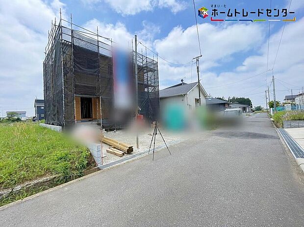 1号棟
嬉しい仕様がたくさん!
システムキッチン、パントリー、浴室乾燥機、防犯カメラ、オール電化、TVモニター付きインターホン、人感センサー付玄関灯、全居室ペアガラス、駐車2台可(車種による)♪