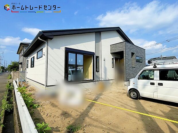 JR常磐線「荒川沖」駅まで車で10分!LIGAREはラテン語で<結ぶ>という意味を持つ。人を繋ぎ、家族を結ぶ。シンプルな箱を結び、繋ぎ合わせることで様々なデザインが形成される。