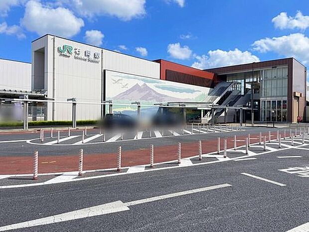 石岡駅は、特急も停車する主要駅になります。改札手前には広々とした待合室もあります！エスカレーター、エレベーターなどが整備されており、子育て世代やお年寄りに安心です。