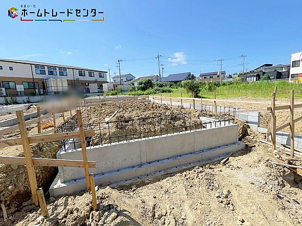 １号棟
交通量が少ない住宅街なので、雨の日でも車の走行音も気になりません。平日・お仕事帰りなど、いつでもご案内致します！お気軽にお問い合わせ下さい♪お持ちしております！
