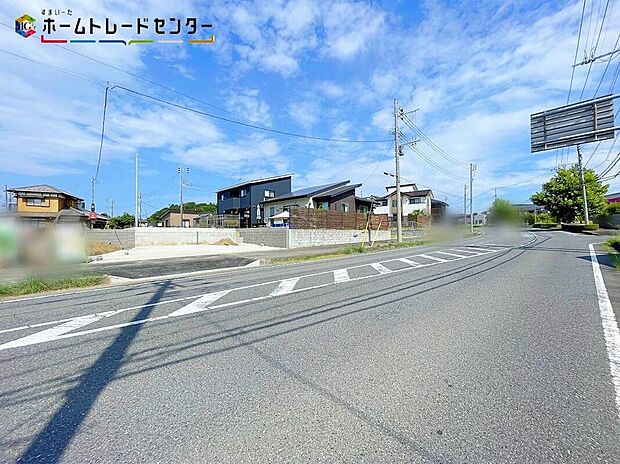 １号棟
嬉しい仕様がたくさん！
システムキッチン、浴室乾燥機、床下収納、防犯カメラ、TVモニター付きインターホン、人感センサー付玄関灯、EVコンセント、都市ガス、駐車２台可（車種による）♪