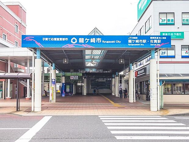 2020年3月14日のJR東日本ダイヤ改正などにあわせて、JR「佐貫駅」は「龍ケ崎市駅」に変わりました。改札口は1箇所、出入口は西口と東口の2箇所があり、東口前に関東鉄道竜ヶ崎線の佐貫駅がある！