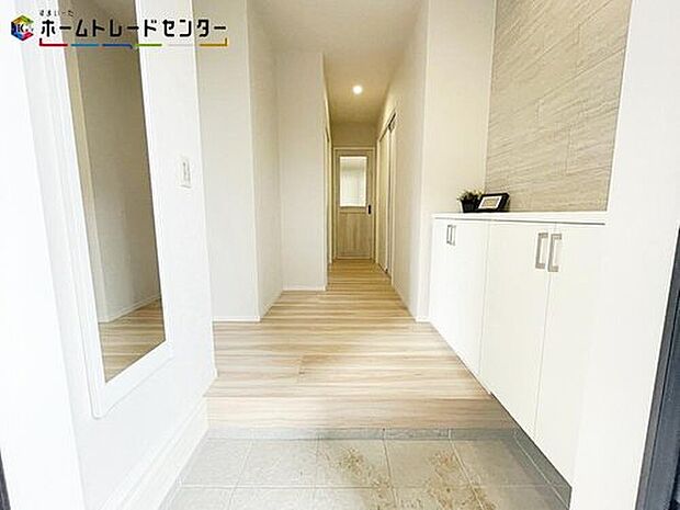 扉を開けた瞬間、心地よい自然光が出迎えてくれる開放的な玄関です。明るい光が空間を広々と見せ、毎日の「行ってきます」と「ただいま」を爽やかに演出。住まいの第一印象を格上げする、自慢の明るい空間です。