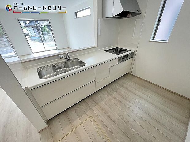 対面キッチンですので、お客様が来てもひとりにすることなく、おしゃべりを楽しみながらお茶や調理の作業が出来ます!快適なおもてなしができ、お客様も居心地がよくついつい長居をしてしまうのではないでしょうか!