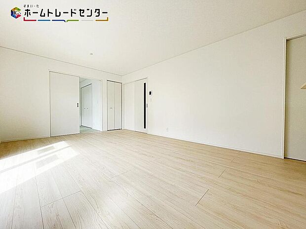 広々とした開放感あふれるリビング!ゆったり寛げる充分な広さがございます!ご家族でインテリアのレイアウトを考えるのも楽しみになりそうですね。窓も大きいので明るく風通しも良く、居心地の良いリビングです!