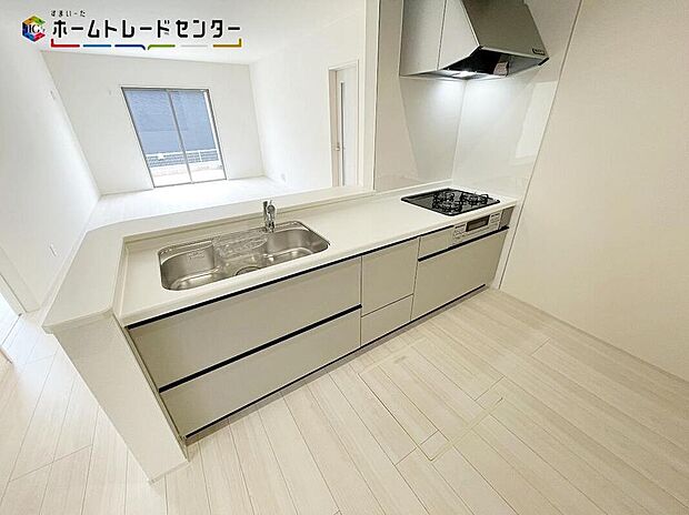 ２号棟
広々キッチンなら、前後にも動けお子様と一緒にお菓子作りやパーティ準備も楽しめます♪出来上がった料理も、すぐに並べられますので、お子さんが運ぶなどお手伝い時間も増えそうです！