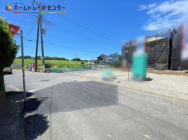 2号棟嬉しい仕様がたくさん!システムキッチン、浴室乾燥機、床下収納、防犯カメラ、TVモニター付きインターホン、人感センサー付玄関灯、全居室ペアガラス、駐車3台可(車種による)♪