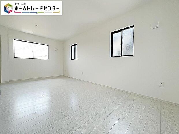 【リビング以外の居室】お陽さまの光をさわやかな風をたっぷりとりこめます。室内はいつも明るい印象なので気持ちの良い朝を迎えられます。主寝室としておススメしたい洋室は、窓を2か所設置することによってお部屋を明るくしております!