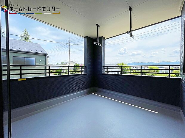 【バルコニー】インナーバルコニーは、急な雨で洗濯物が濡れてしまうのを防いだり、気軽に外で朝食やお茶などを楽しむセカンドリビングのような使い方ができます。夜には家族で星を眺めたり。家族のつながりを強めてくれます！