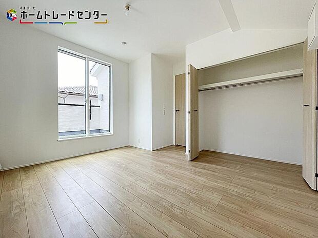 【収納】各室収納完備！いつもスッキリと、綺麗に保たれお洒落な状態を維持できます！いつの間にか増える衣類や小物もきちんと片付けられるでしょう！お部屋に収納家具を置かなくても済みますので広々とお使いになれますね！