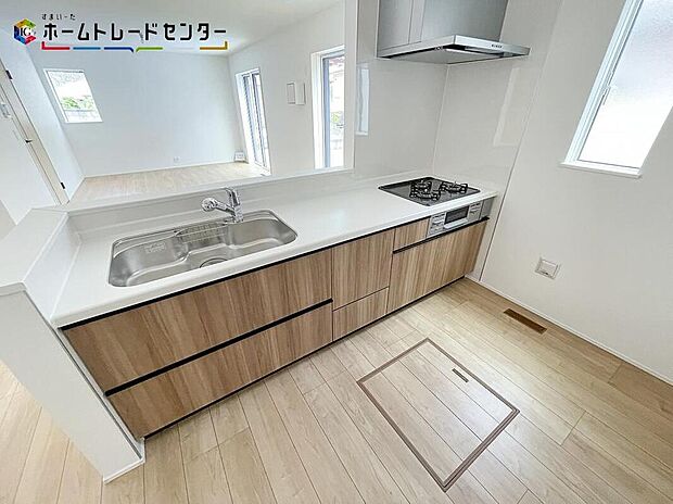 【キッチン】対面キッチンですので、お客様が来てもひとりにすることなく、おしゃべりを楽しみながらお茶や調理の作業が出来ます！快適なおもてなしができ、お客様も居心地がよくついつい長居をしてしまうのではないでしょうか！