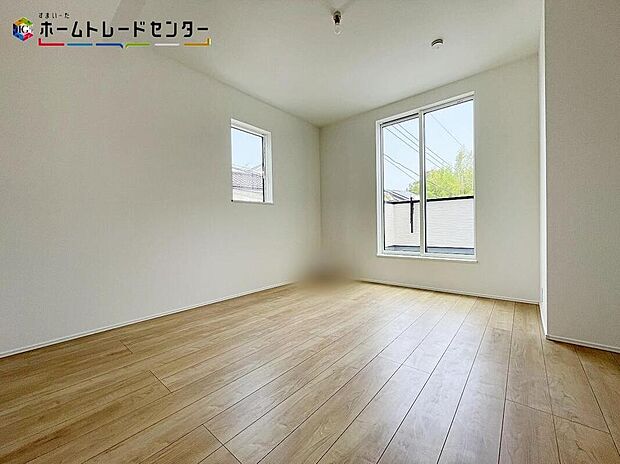 【リビング以外の居室】大きな窓取り入れることで、お部屋に広がりを持たせることができます。穏やかな光が差し込む室内には、穏やかな時間が流れます。落ち着いた空間で自分の趣味を楽しむのはいかがですか。大発明があるかもしれません！