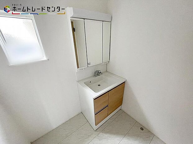 【洗面台・洗面所】サニタリースペースも充実の設備です。シャンプードレッサーを採用しておりますので、朝シャンも手軽に出来ますよ。毎日の忙しい準備が楽しくなる洗面所です！毎日使う場所だからこそ、快適な空間となっております。