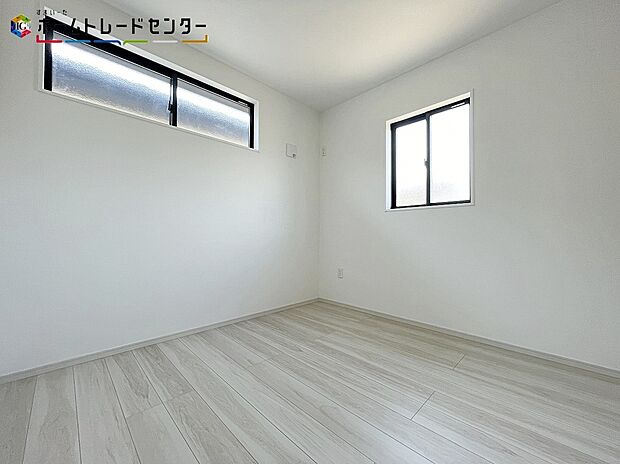 【洋室】穏やかな光が差し込む室内には、穏やかな時間が流れます。休日には、落ち着いた空間で自分の趣味を楽しむのはいかがですか。明るめのフローリングですので、壁紙ともマッチし、お部屋を更に広く見せてくれる効果も。