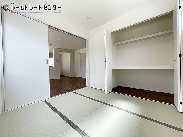 【リビング以外の居室】リビングに隣接したお部屋は、来客時やご夫婦の寝室・お子様の遊び場・書斎、将来家族が増えたときのご両親やお子様お部屋と多目的にお使い頂けます!あってよかったの大変便利なお部屋になっております!