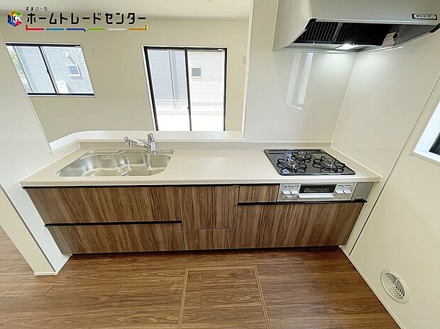 【キッチン】リビングで遊んでいるお子様を見守りながら、時にはお喋りをしながら料理や後片付けができる人気の高いスタイルです♪毎日の出来事にお話が弾みますね!