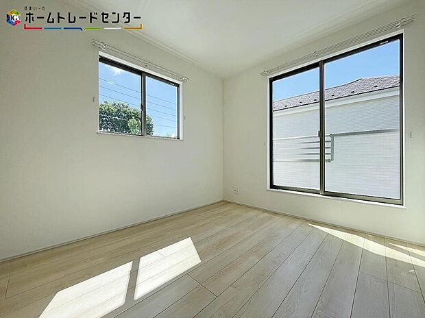 【リビング以外の居室】2面採光のお部屋ですので、明るく暖かいのはもちろん換気・通気もいいです!お勉強やお仕事で煮詰まった時でも、窓を開けて空気の入れ替えをすればリフレッシュできモチベーションも上がりまた頑張れますね!