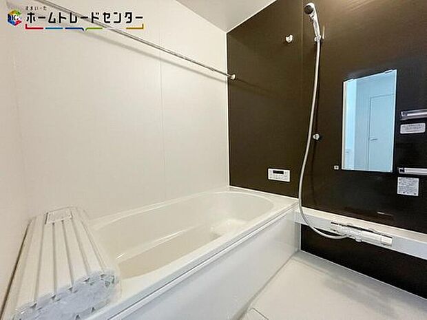 【浴室】ひろびろ１坪サイズのバスルーム。半身浴もできるひろびろな浴槽です。１日の疲れた体を癒せます。入浴後の水滴や湿気を排出し、カビの発生や臭いを抑制する換気乾燥暖房機。雨の日の洗濯物にも効果的です。

