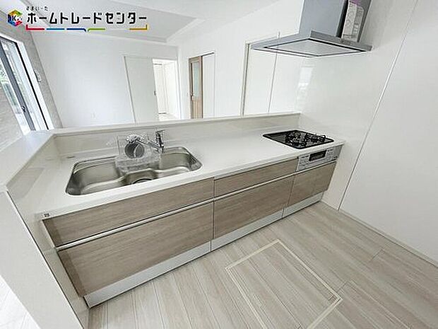 【キッチン】対面式キッチンですので、お食事の準備をしながらご家族との会話を楽しめます☆水回りも集中しているので、家事の動きがらくちん♪全スライド式収納キッチンですのでお皿や鍋の出し入れもラクラクです！

