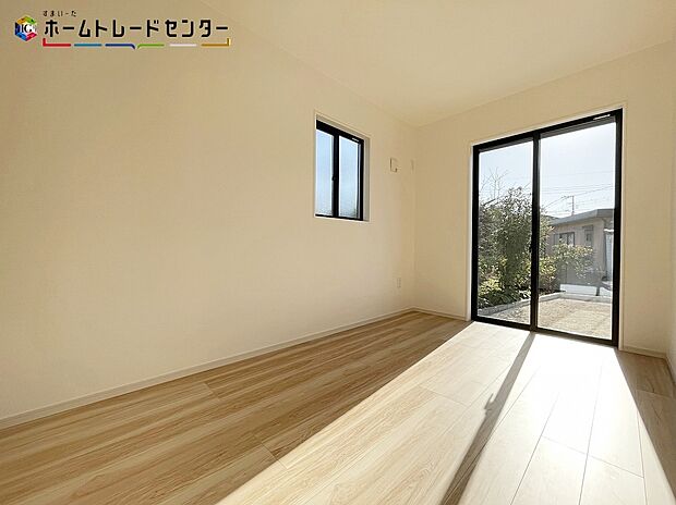 【リビング以外の居室[ 閉じる ] ≪】来客時にあったら嬉しい1室！小さなお子様を寝かしつけるお部屋や遊び場としても重宝しますよ！！木の温もりがやさしいフローリングは安らぎをもたらすプライベート空間。