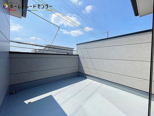 【バルコニー】家族分の洗濯物やお布団が一気に干せます!重労働ですし、お天気にも左右される家事ですが快適でスムーズに行えるよう、動きやすい広さを確保しております!室内空間と外空間の中間のような雰囲気が得られます!