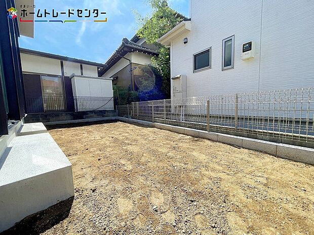 【庭】B号棟 陽光たっぷり降りそそぐ南庭を備えた理想のお住まいです。お子様が安心して遊べる場所や趣味のガーデニングなど、ライフスタイルに合わせていろいろとお楽しみ頂けそうです