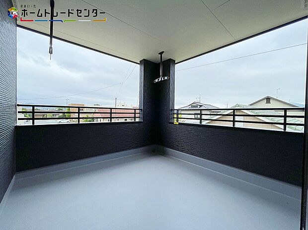 【バルコニー】家族分の洗濯物やお布団が一気に干せます！重労働ですし、お天気にも左右される家事ですが快適でスムーズに行えるよう、動きやすい広さを確保しております！室内空間と外空間の中間のような雰囲気が得られます！