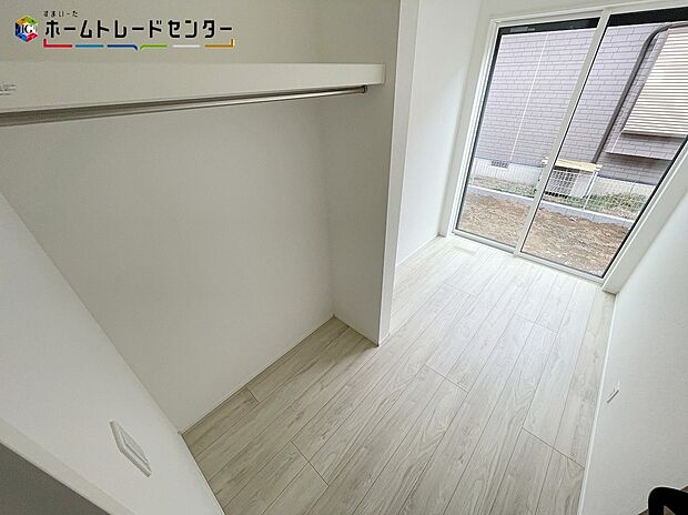 【ランドリールーム】収納も多くお子様の成長と共に増えていく荷物も、楽々しまえる住みやすい邸宅です♪部屋全体の美しさや整理整頓されたお部屋で日々の生活を送ることができ、ご家族での生活に寄り添う設計となっております。