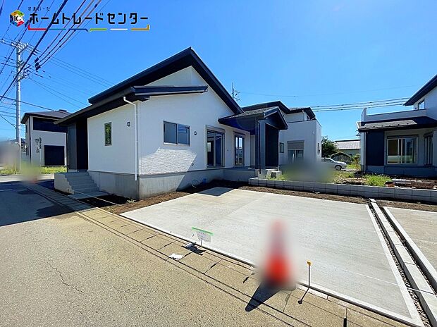 【現地外観写真】３号棟
嬉しい設備仕様
浴室乾燥機、ウォークインクローゼット、TVモニター付インターホン、24時間換気システム、食器洗乾燥機、床下収納、都市ガス、駐車場２台分（車種による）！