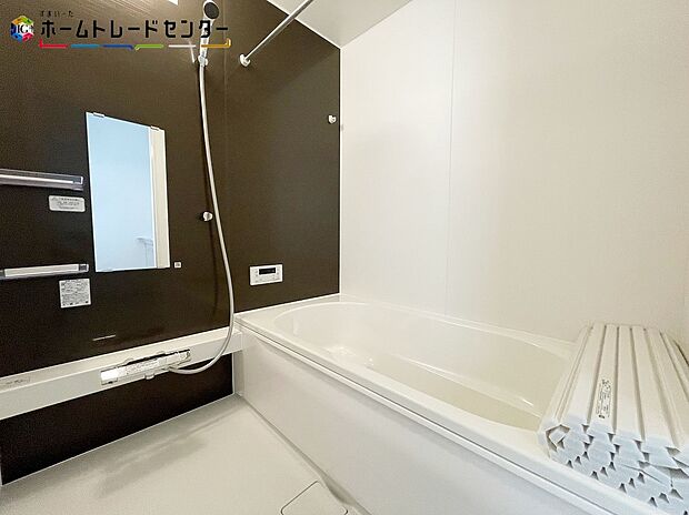 【浴室】1号棟
ひろびろ1坪サイズのバスルーム。半身浴もできるひろびろな浴槽です。1日の疲れた体を癒せます。入浴後の水滴や湿気を排出し、カビの発生や臭いを抑制する換気乾燥暖房機。雨の日の洗濯物にも効果的です。