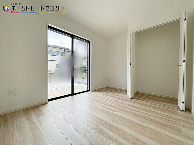 【リビング以外の居室】明るく収納豊富な洋室です!衣類収納を新たに購入しなくて済みますので、家具の配置やデザインなどを考えるのが楽しくなるお部屋です!自分好みのインテリアで、自分好みの居心地の良い部屋を作り上げてください!