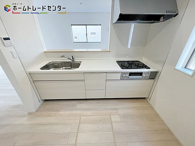 【キッチン】２号棟　おしゃれなカウンターキッチン♪リビングで遊んでいるお子様を見守りながら、時にはお喋りをしながら料理や後片付けができる人気の高いスタイルです♪テレビの話題や一日の出来事、食卓も会話が弾みますね♪