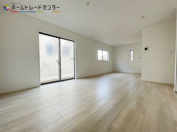 【リビング】１号棟
お陽さまの光を、さわやかな風を、たっぷりとりこめます。室内はいつも明るい印象なので気持ちの良い朝を迎えられます。明るいリビングで家族団らんの時間を楽しみましょう！！