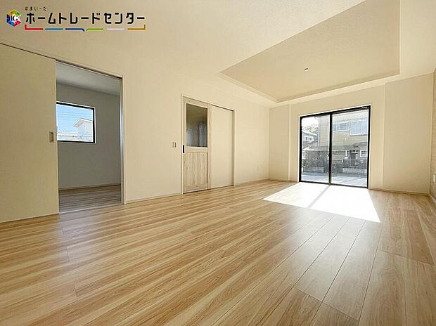 【リビング】ホームパーティに招きたくなる自慢の広々リビング・ダイニング!お子様が走り回っても広々安心です!伸びやかな子育てや、にぎやかなふれあいの日々を存分に楽しんでください。