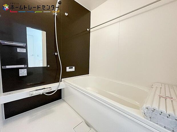 【浴室】ひろびろ1坪サイズのバスルーム。半身浴もできるひろびろな浴槽です。1日の疲れた体を癒せます。入浴後の水滴や湿気を排出し、カビの発生や臭いを抑制する換気乾燥暖房機。雨の日の洗濯物にも効果的です。