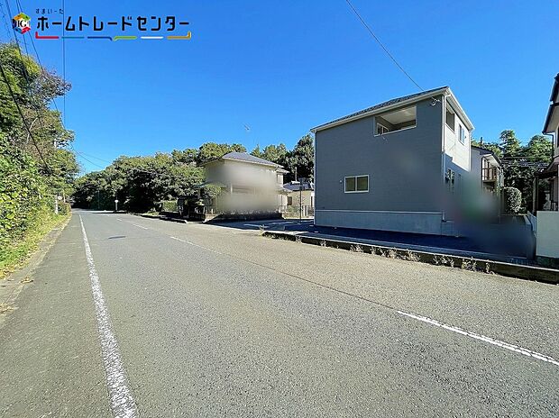 【前面道路含む現地写真】交通量が少ない住宅街なので、雨の日でも車の走行音も気になりません。
平日・お仕事帰りなど、いつでもご案内致します!お気軽にお問い合わせ下さい♪お持ちしております!