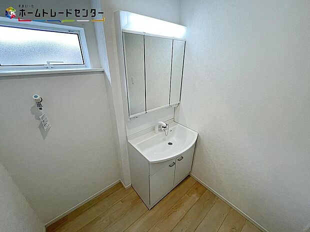 【洗面台・洗面所】白を基調とした爽やかなサニタリースペースです。清潔感のある快適空間です。毎日の身支度も気持ち良くお使い頂けます。女性にはうれしい3面鏡化粧台!三方から姿をチェック!デザインと機能性両方を重視できます!