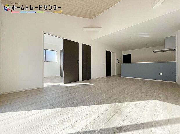 【リビング】大きな南窓から暖かな光がたっぷり差し込むリビングです。ご家族の憩いの場ですね。明るい色味の床材はどんなスタイルにも合わせやすいデザインです♪明るいリビングで家族団らんの時間を楽しみましょう！！