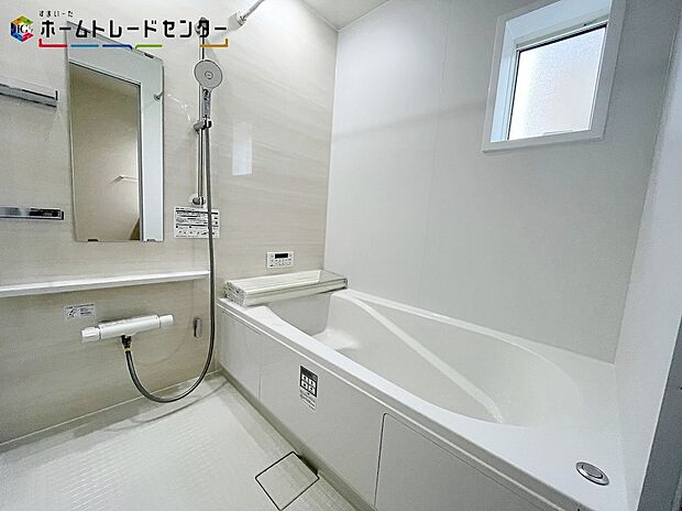 【浴室】窓付きのバスルームは、採光もあり明るく気持ちの良い空間です。窓があることで、換気環境も良好。掃除もスムーズに出来ます。耐震に優れた工法を採用、一生住む家だから構造にも環境にもこだわりを。
