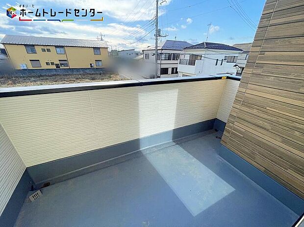 【バルコニー】心地よい春の陽射しや暖かな風を楽しむことが出来るバルコニー。晴れた日にはたっぷりの洗濯物や布団を干せます！屋根があるので急な雨にも慌てずに済みますね！