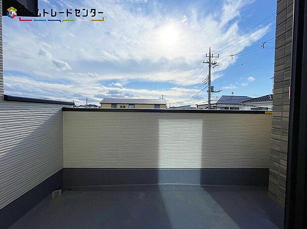 【バルコニー】家族分の洗濯物やお布団が一気に干せます！重労働ですし、お天気にも左右される家事ですが快適でスムーズに行えるよう、動きやすい広さを確保しております！