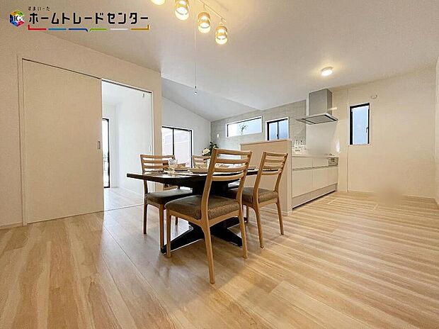 【リビング】大きな南窓から暖かな光がたっぷり差し込むリビング。ご家族の憩いの場ですね。明るい色味の床材はどんなスタイルにも合わせやすいデザインです♪明るいリビングで家族団らんの時間を楽しみましょう!!