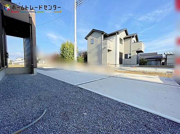 【庭】陽光たっぷり降りそそぐ南庭を備えた理想のお住まいです。お子様の遊び場や趣味のガーデニングなど、ライフスタイルに合わせていろいろとお楽しみ頂けそうです。