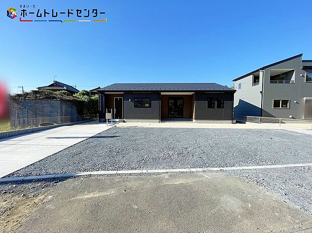 【現地外観写真】１号棟
嬉しい仕様がたくさん！
浴室乾燥機、ＴＶモニター付きインターフォン、洗浄便座、床下収納、２４時間換気、人感センター、駐車３台可（車種による）♪