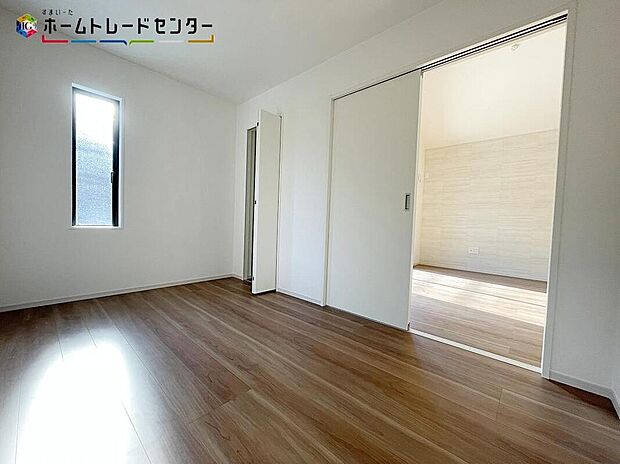 【リビング以外の居室】オシャレな窓のデザインは遊び心をくすぐります!明るい光が注ぎ込み、プライベート時間を充実してくれるでしょう!白で統一したお部屋は、清潔感と開放感で気持ち良く、お友達に自慢したくなる素敵なお部屋です!!