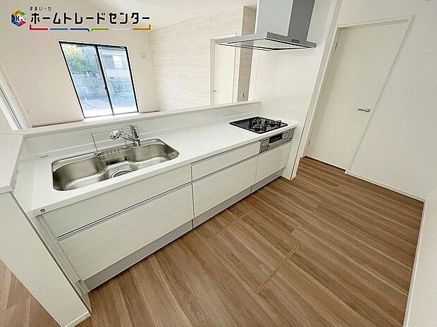 【キッチン】対面式キッチンですので、お食事の準備をしながらご家族との会話を楽しめます☆水回りも集中しているので、家事の動きがらくちん♪全スライド式収納キッチンですのでお皿や鍋の出し入れもラクラクです!