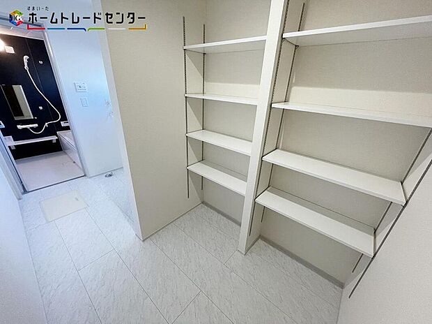 【洗面台・洗面所】お風呂上がりの着替えが楽になるリネン庫！タオルやパジャマ、下着を収納すれば各部屋へ取りに行かなくても済みますね！洗剤やシャンプーなどのストック品も綺麗に整理整頓出来ます！