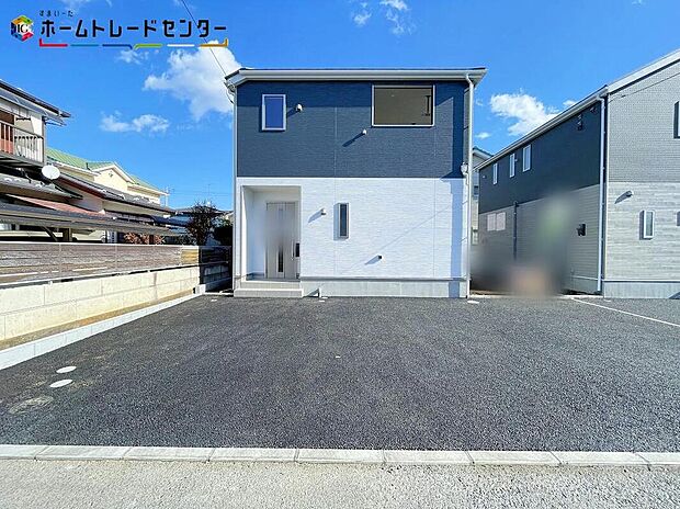 【駐車場】１号棟
嬉しい仕様がたくさん！
システムキッチン、浴室乾燥機、床下収納、防犯カメラ、TVモニター付きインターホン、人感センサー付玄関灯、全居室ペアガラス、シャワートイレ、駐車２台可（車種による）！