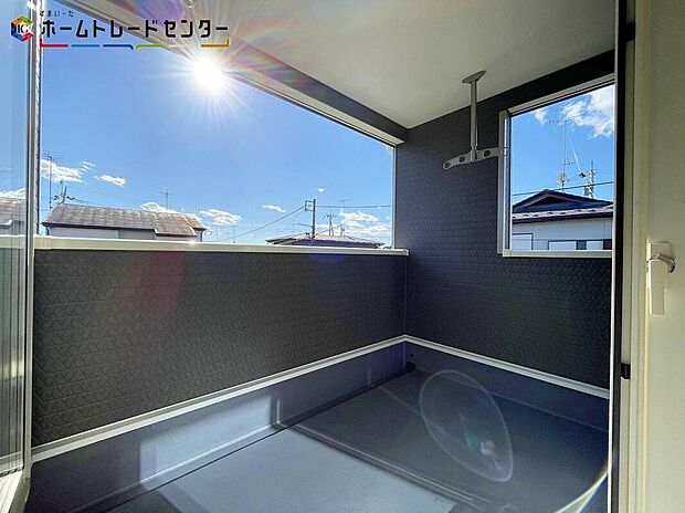 【バルコニー】２号棟
家族分の洗濯物やお布団が一気に干せます！重労働ですし、お天気にも左右される家事ですが快適でスムーズに行えるよう、動きやすい広さを確保しております！