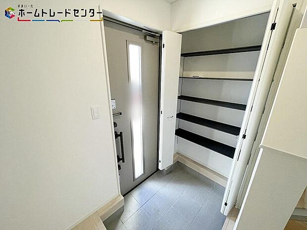 【玄関】１号棟
ご家族が増えると靴の数も増えますね。大容量の収納力で大家族の履物もすっきり収納できます！いつでも玄関周りがすっきりと片付きますので、急な来客でも慌てません！